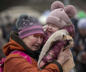 Już prawie 2 MILIONY obywateli Ukrainy uciekły przed wojną. Rosja celowo wywołuje katastrofę humanitarną