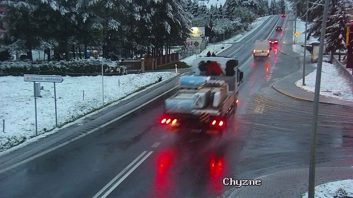 Atak zimy w Małopolsce. Drogi są białe i śliskie