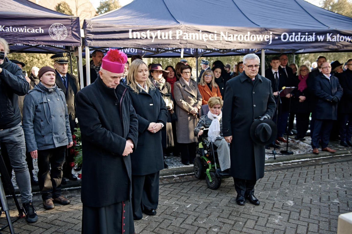 Obchody 80. rocznicy Marszu Śmierci w Gliwicach. Odsłonięto pomnik upamiętniający ofiary tragedii