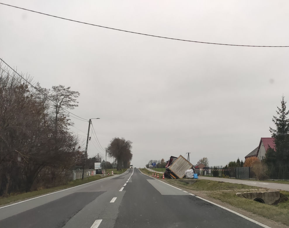 Kierowca tira zasnął za kierownicą. Ciężarówka uderzyła w słup i wpadła do rowu