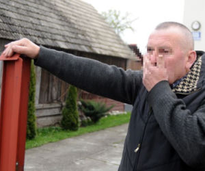 Rodzice ZAGŁODZILI dziecko! Wychowywali je zgodnie z naturą...