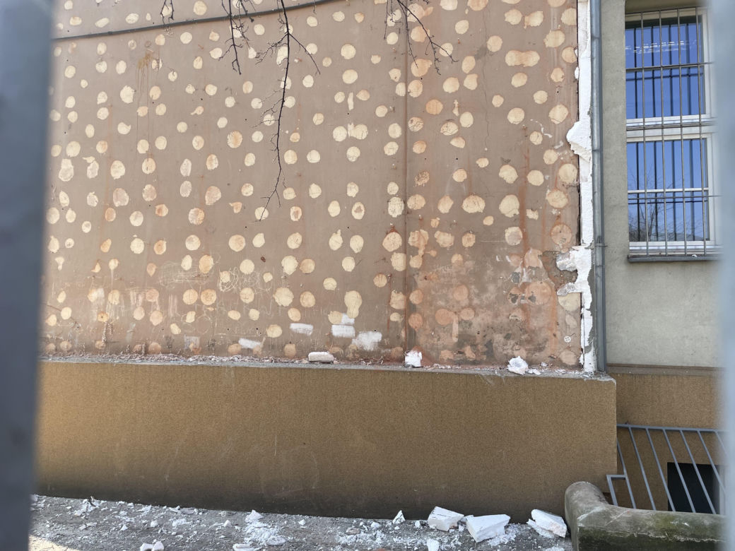Zerwana elewacja w LXXVI Liceum Ogólnokształcącym w Warszawie