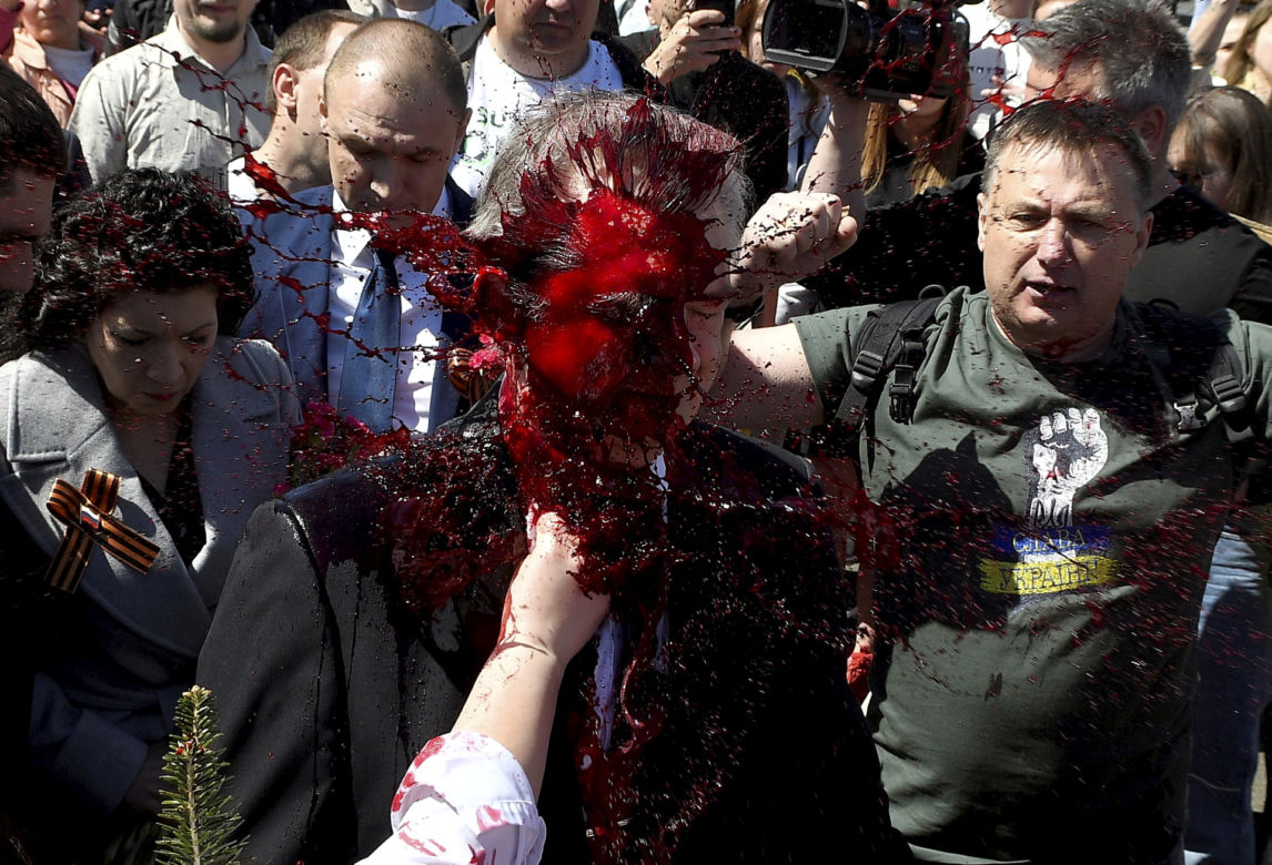 Ambasador Rosji oblany "krwią". Skandal na cmentarzu żołnierzy radzieckich w Warszawie