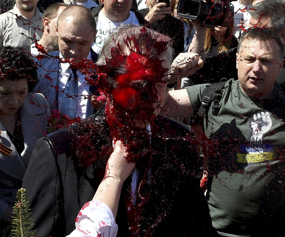 Ambasador Rosji oblany krwią. Skandal na cmentarzu żołnierzy radzieckich w Warszawie
