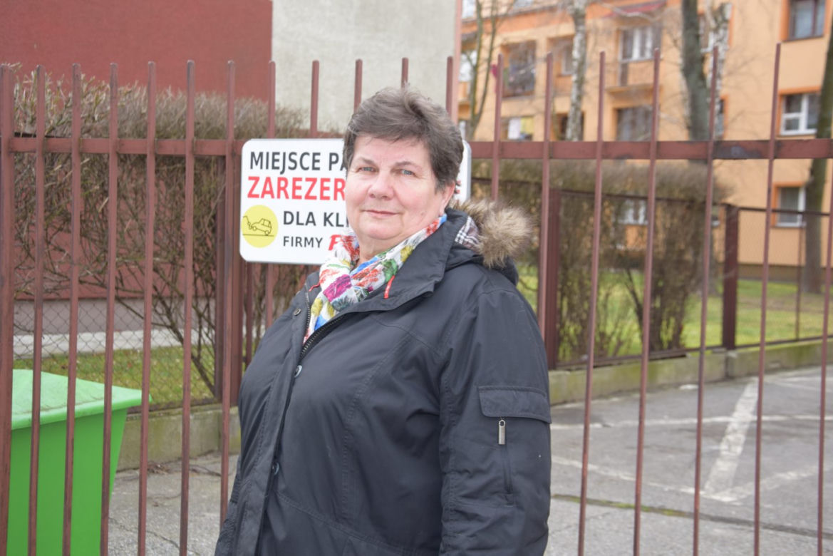Samochód zastawia wyjazd dla kilkuset osób