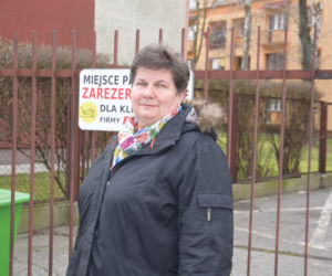 Samochód zastawia wyjazd dla kilkuset osób