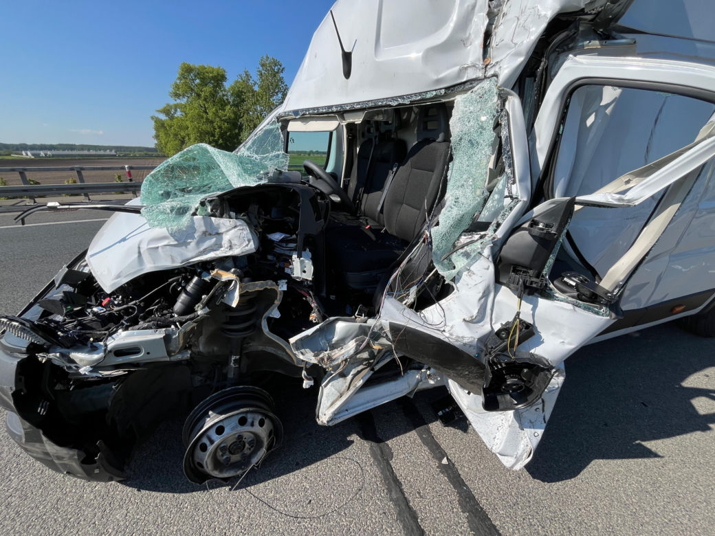 Wypadek na S5 koło Leszna. Zderzyły się bus i samochód ciężarowy