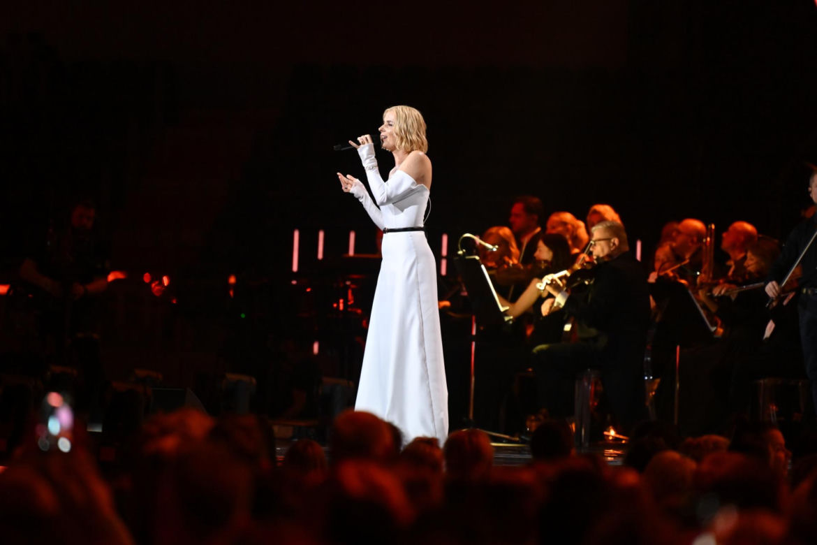 Viki Gabor w za dużym płaszczu, Halina Mlynkova w serwetce i skromniutka Doda