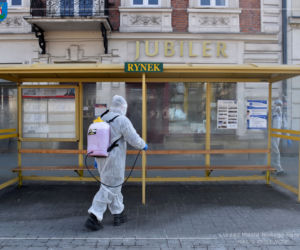 Białe kombinezony i Virkon. Tak w Nowym Sączu walczą z epidemią koronawirusa! 