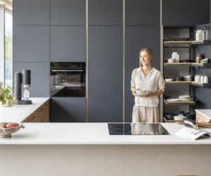 Ta kuchnia udowadnia, że szarość nie jest nudna. Drewno zmienia wszystko!