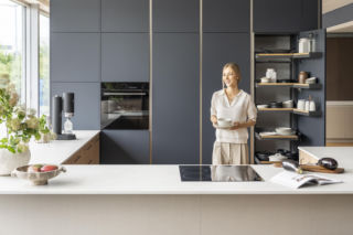 Ta kuchnia udowadnia, że szarość nie jest nudna. Drewno zmienia wszystko!