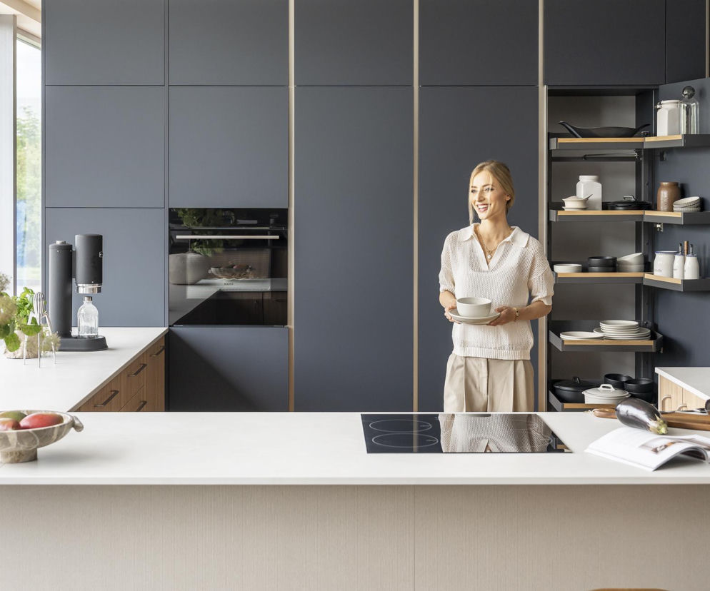 Ta kuchnia udowadnia, że szarość nie jest nudna. Drewno zmienia wszystko!