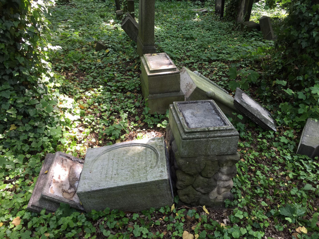 Zdewastowali zabytkowy cmentarz. Wandale zniszczyli 26 nagrobków