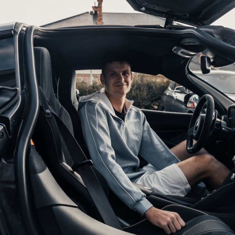 Hubert Hurkacz w McLarenie 720S Coupe