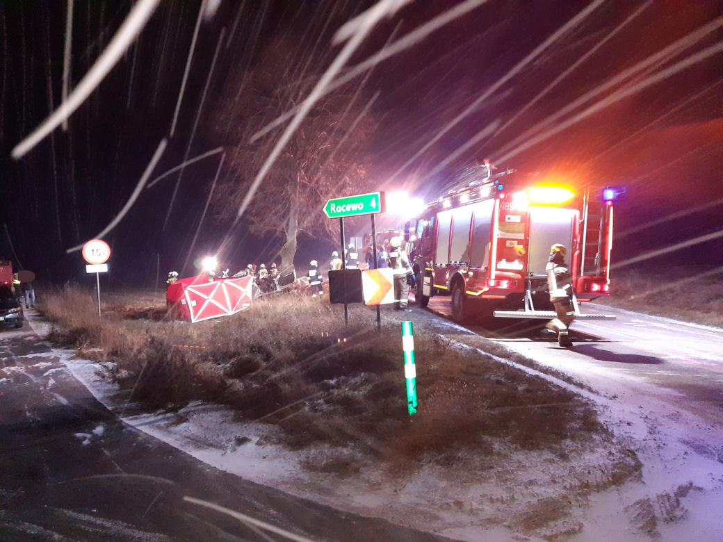 Nowowola. Tragiczny wypadek na Podlasiu. Opel uderzył w drzewo