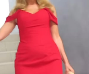 Dorota Chotecka wdzięczy się w czerwonej sukience i wyrusza po pierwszą emeryturę. Jak maturzystka!