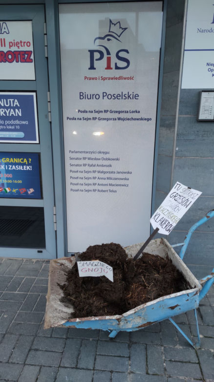 Gnojownik pod biurami poselskimi w Piotrkowie Trybunalskim. "Rolnicy dziękują za ostatnie głosowanie"