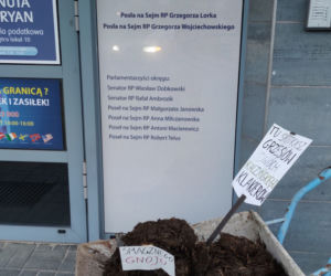 Gnojownik pod biurami poselskimi w Piotrkowie Trybunalskim. Rolnicy dziękują za ostatnie głosowanie