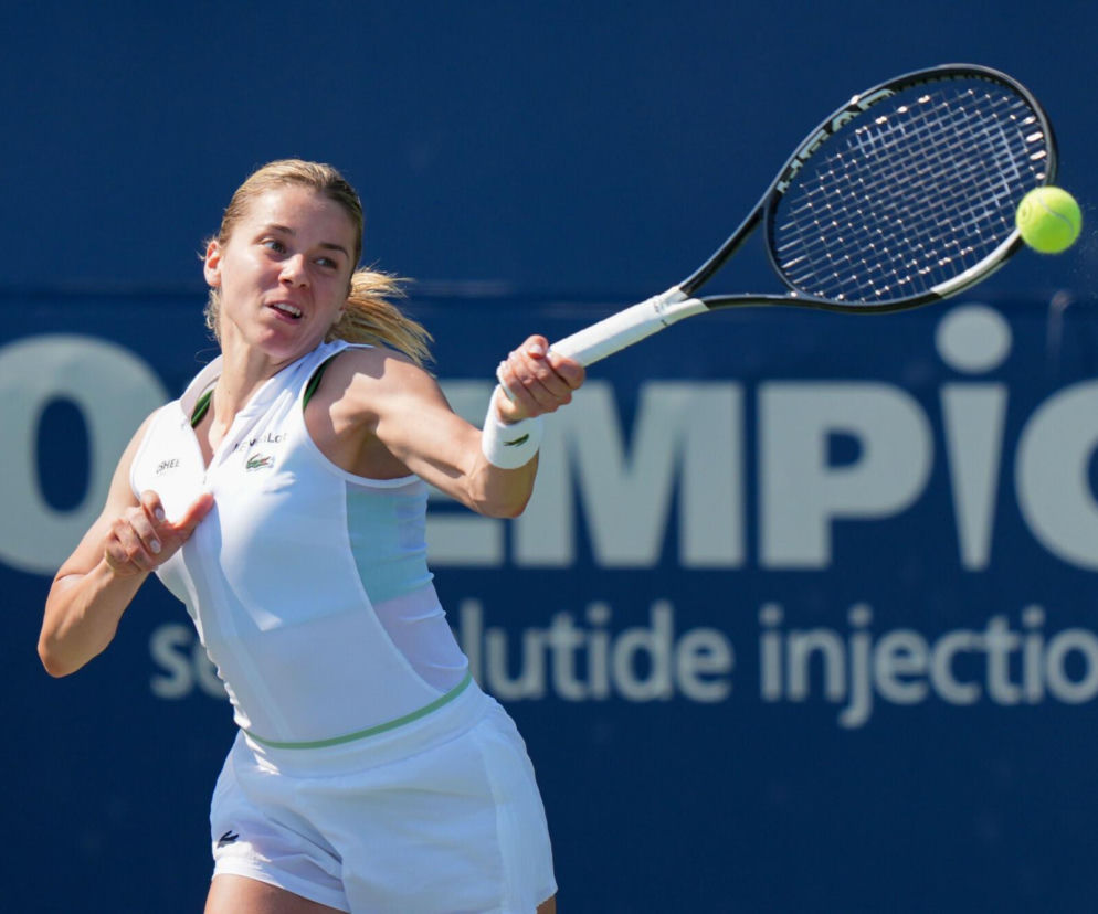 Tenisistka Maja Chwalińska odbija piłkę rakietą podczas meczu. O turnieju w Cincinnati przeczytasz na SE Supersport.