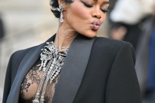 Klejnoty z Luwru znalezione na półnagiej piękności?! Jest jeden problem