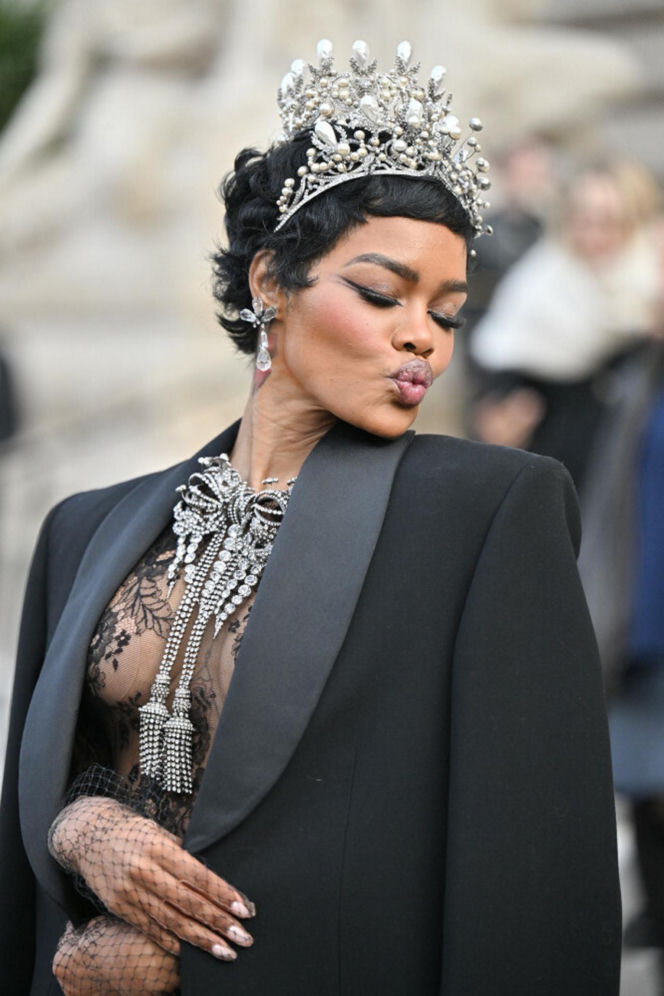 Klejnoty z Luwru znalezione na półnagiej piękności?! Jest jeden problem