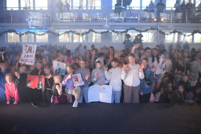 Roxie Węgiel z gołym brzuchem śpiewa dla najmłodszych