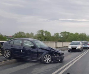 Krapkowice: 20-latka w BMW niemal WYLECIAŁA z MOSTU!