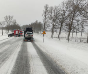 Trudne warunki na drogach w Podlaskiem. Kolizje, wypadki, sporo tras nieprzejezdnych (21.01.2022)