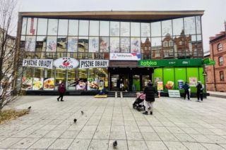 Prawdziwy pałac mebli ze ścianami z olbrzymich tafli szkła i ogrzewaniem sufitowym. Mówi się o nim: brat Emilii