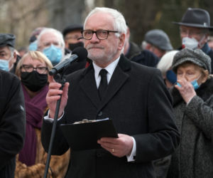 Oni pożegnali Jana Lityńskiego. Grób na Powązkach utonął w kwiatach
