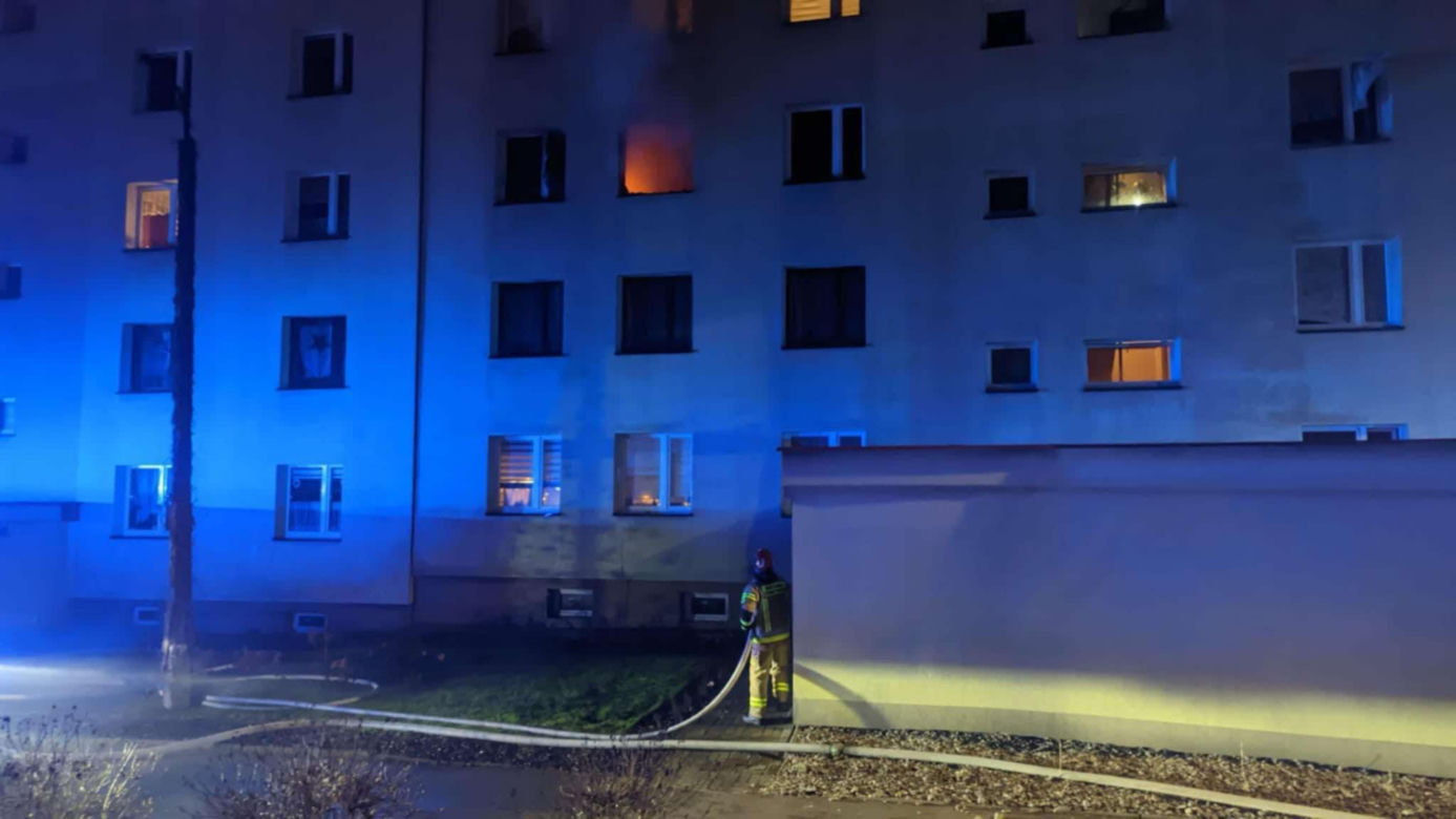 Nocny pożar w bloku przy Olszewskiego w Jaworznie. Ewakuacja setki mieszkańców. Dwoje dzieci w szpitalu