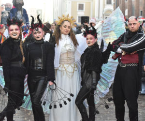 Orszak Trzech Króli 2026 w Toruniu. Zdjęcia z samego serca starówki