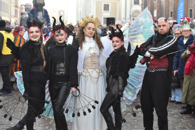 Orszak Trzech Króli 2026 w Toruniu. Zdjęcia z samego serca starówki