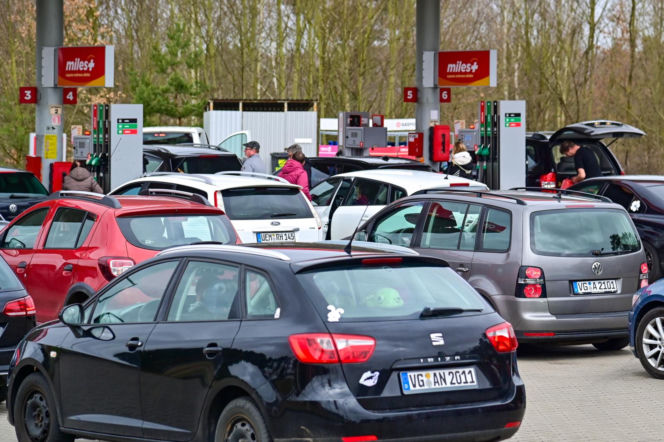 Kolejki niemieckich aut na przygranicznych stacjach paliw