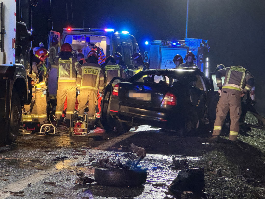 Osobowa skoda roztrzaskała się o drzewo. 53-latek zmarł w szpitalu