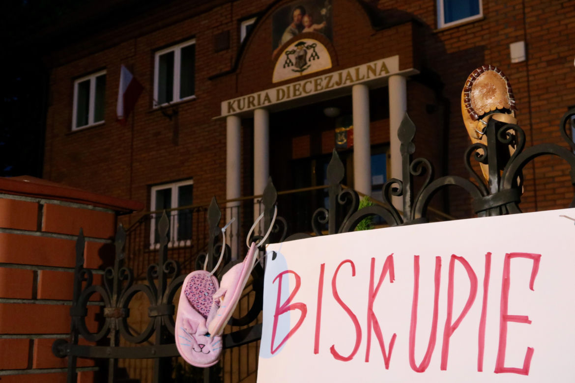 Manifestacja przed kaliską kurią diecezjalną. Kaliszanie oburzeni zachowaniem biskupa Janiaka