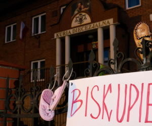 Manifestacja przed kaliską kurią diecezjalną. Kaliszanie oburzeni zachowaniem biskupa Janiaka