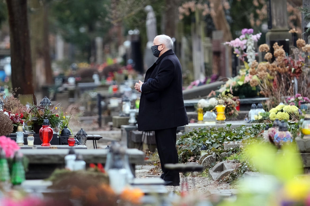 Tak Jarosław Kaczyński świętował niedzielę palmową w pandemii. Zaskakujące, ile wiązanek miał w rękach