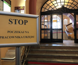 Kalisz w obliczu koronawirusa: opustoszałe sklepy, kolejki przed bankami, mieszkańcy zdystansowani