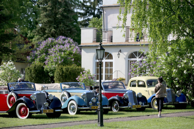 Skolimów zasypany prezentami