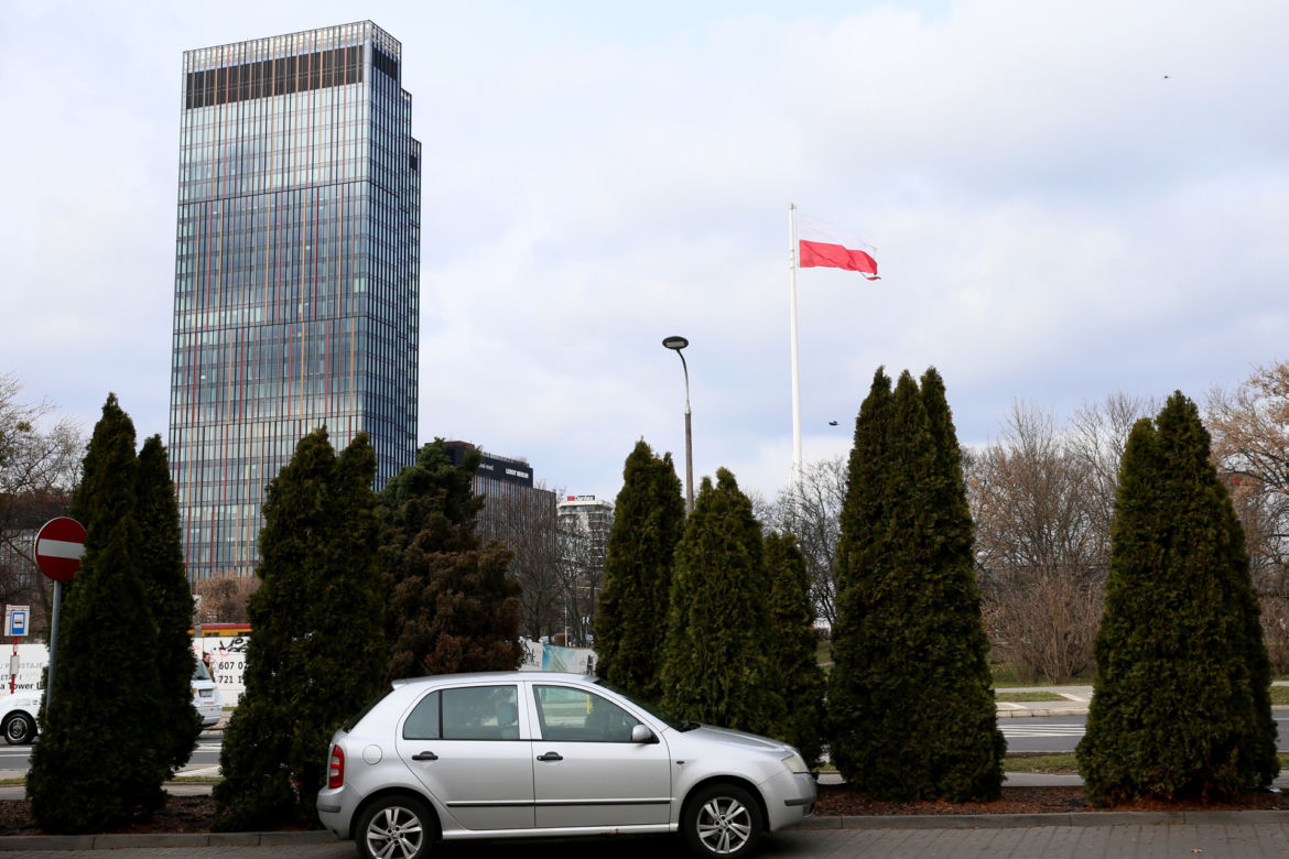 Skandal. Flaga w strzępach wisi na warszawskim rondzie