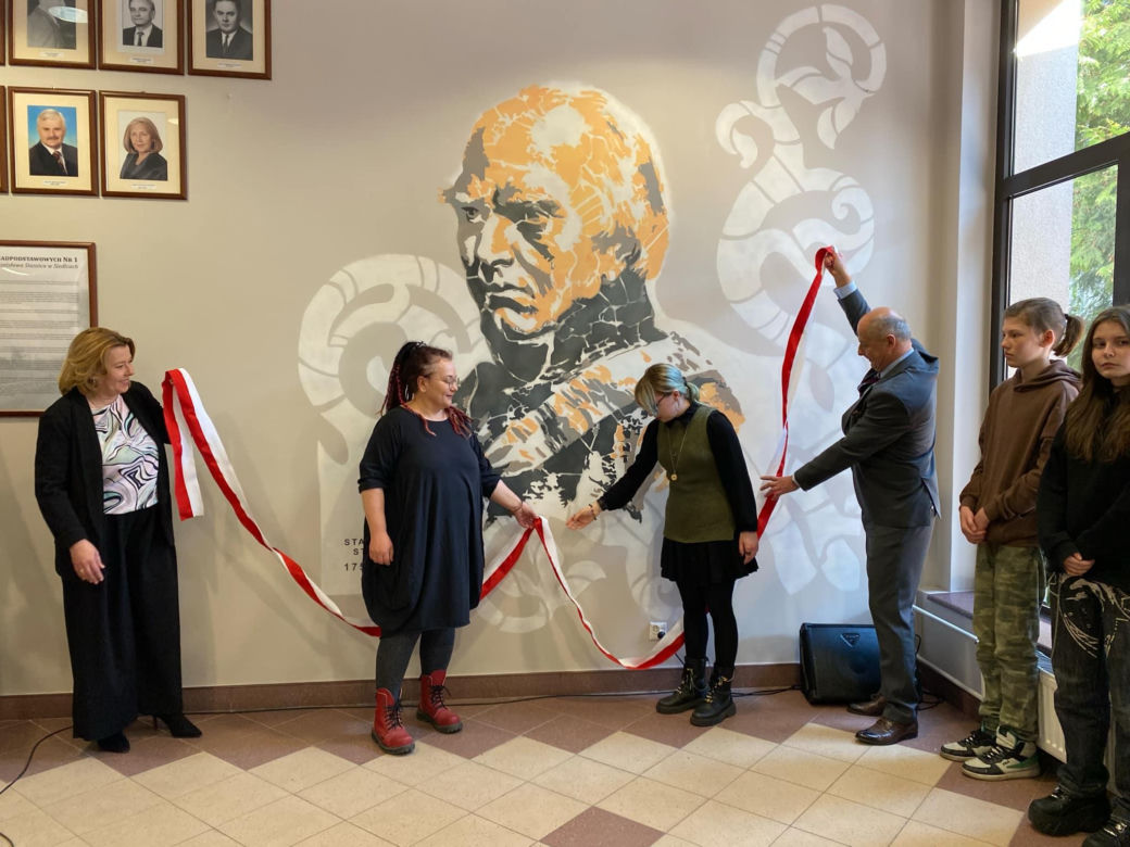 Uczniowie ZSP nr 1 stworzyli mural na ścianach szkoły. Grafika przedstawia patrona placówki
