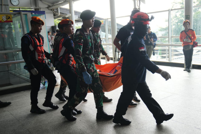 Indonezja/ Do 14 wzrosła liczba ofiar śmiertelnych kolizji pociągów, 84 osoby ranne