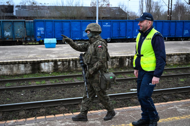 Wojsko patroluje dworzec w Koszalinie