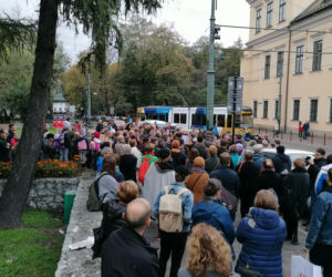 Protest przed krakowską kurią