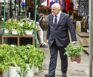 Paweł Kowal na bazarze