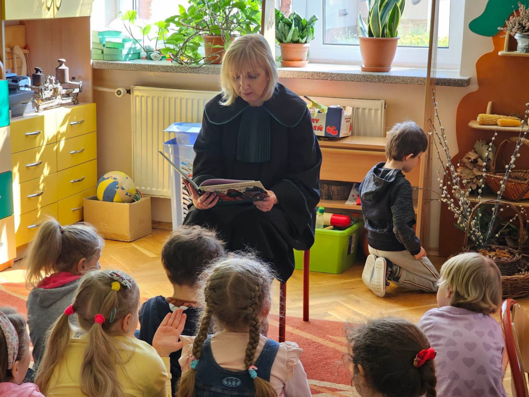 W szkołach czytają bajki o Misiu Adwokacie [GALERIA]