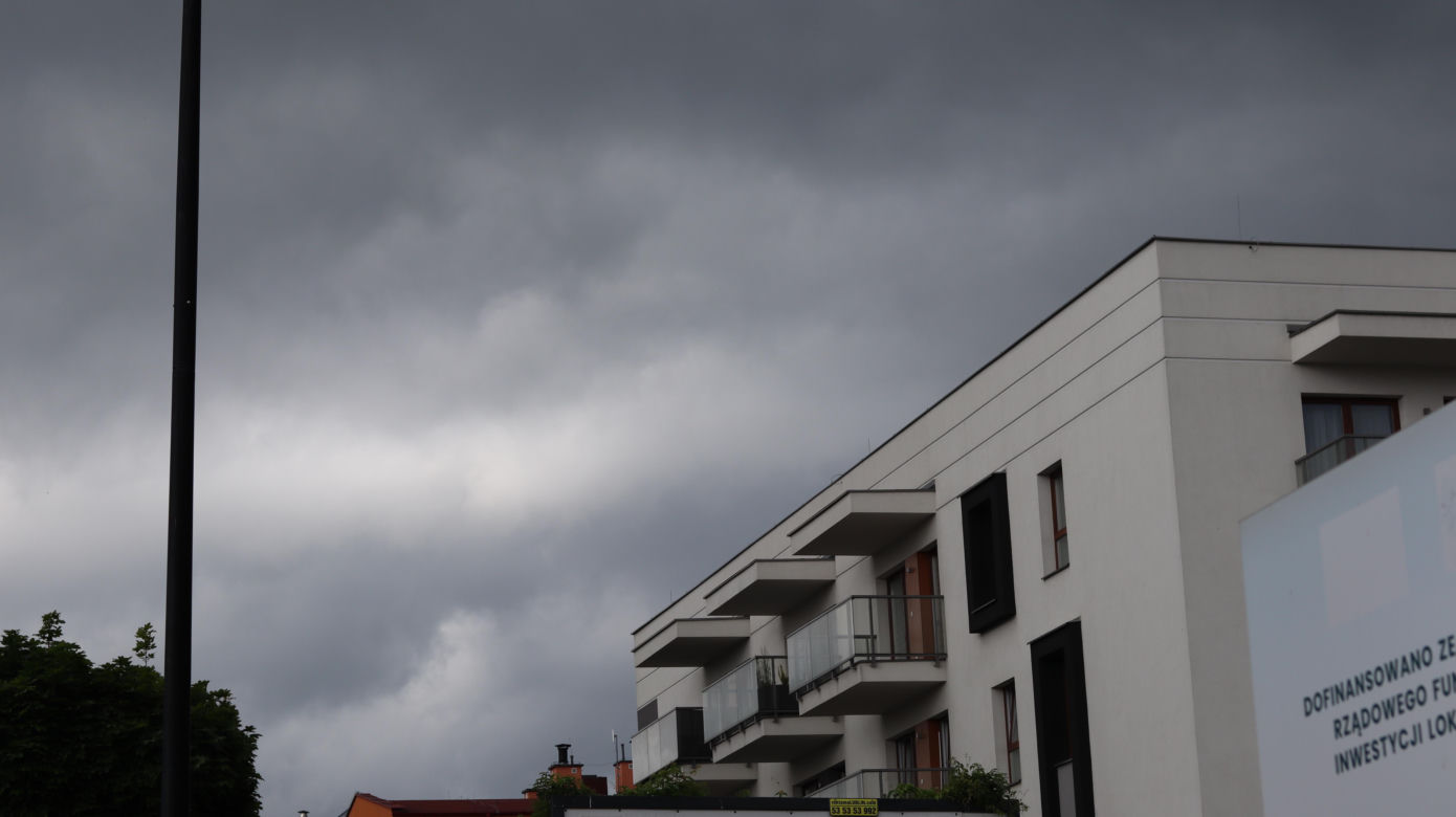 Burza nad Lublinem. Czarne chmury przykryły miasto, słychać grzmoty [GALERIA]