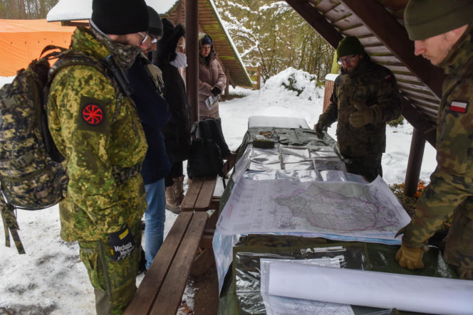 W Toruniu na siarczystym mrozie szkolą się cywile