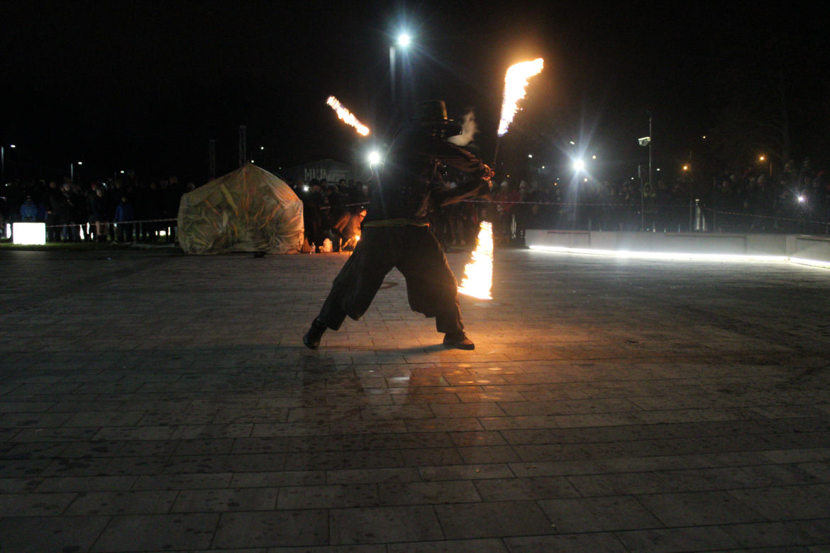 WOŚP 2023 w Krakowie: Fire Show w Nowej Hucie w wykonaniu grupy Spontan Fire